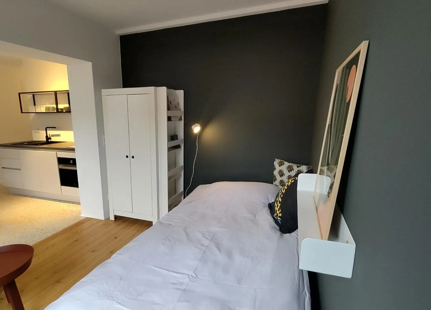 Steenkamp•Studio Auntys' Chamber Hamburg Apartment